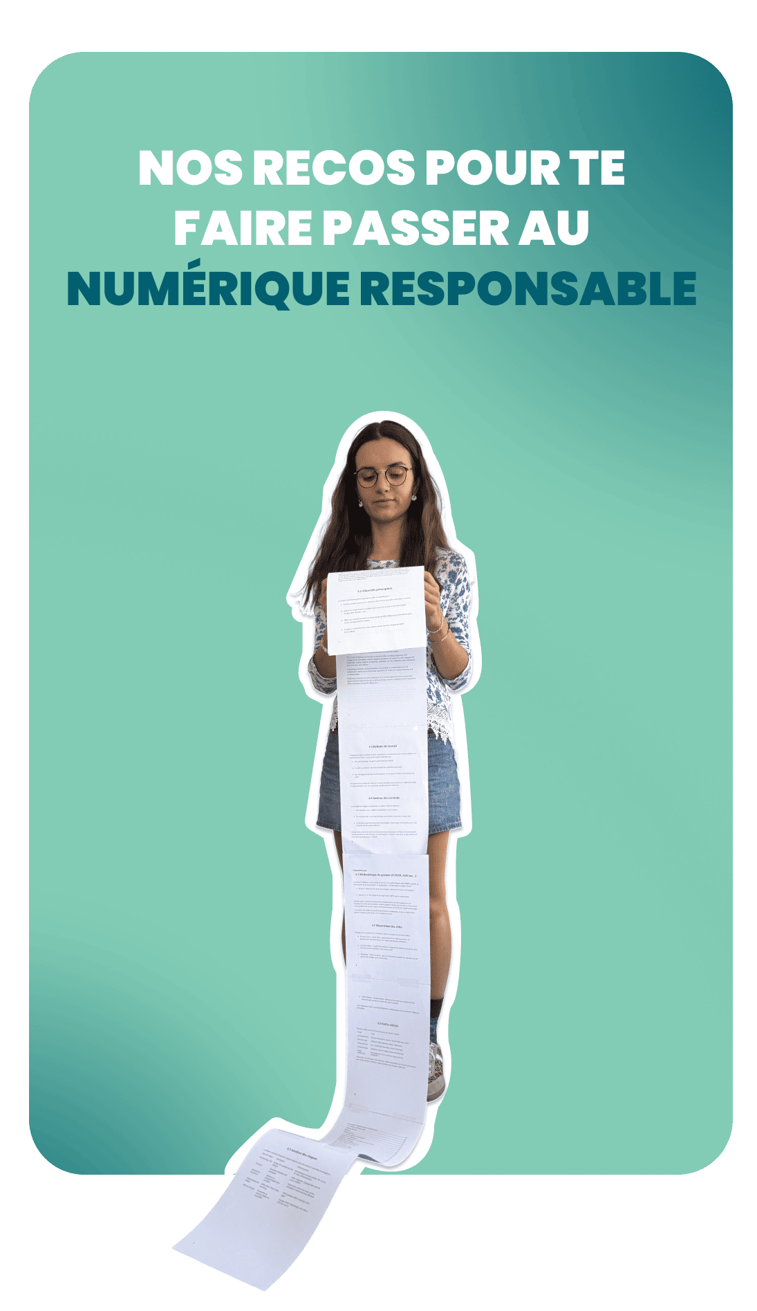 Femme debout, concentrée, lisant un long document déroulé qui s’étale jusqu’au sol. Texte : « Nos recos pour te faire passer au numérique responsable ».