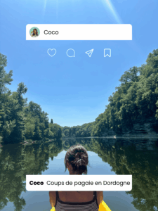 Vue depuis un canoë sur une rivière entourée de falaises boisées, avec une femme de dos assise à l’avant, en été sous un ciel parfaitement bleu.