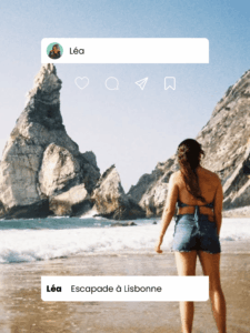 Jeune femme de dos sur une plage au pied de falaises rocheuses, regardant l’océan, vêtue d’un short en jean et d’un haut dos nu, par temps clair.