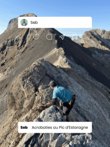 Homme en tenue de montagne escaladant une crête rocheuse escarpée, encordé, dans un massif montagneux aux roches grises sous un ciel bleu pur.