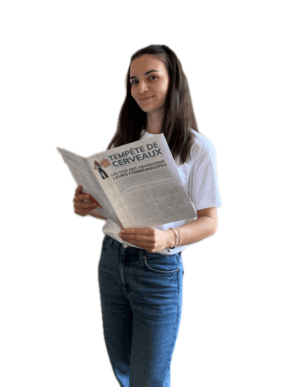 Femme tenant un journal « Tempête de cerveaux », souriante, posture naturelle.