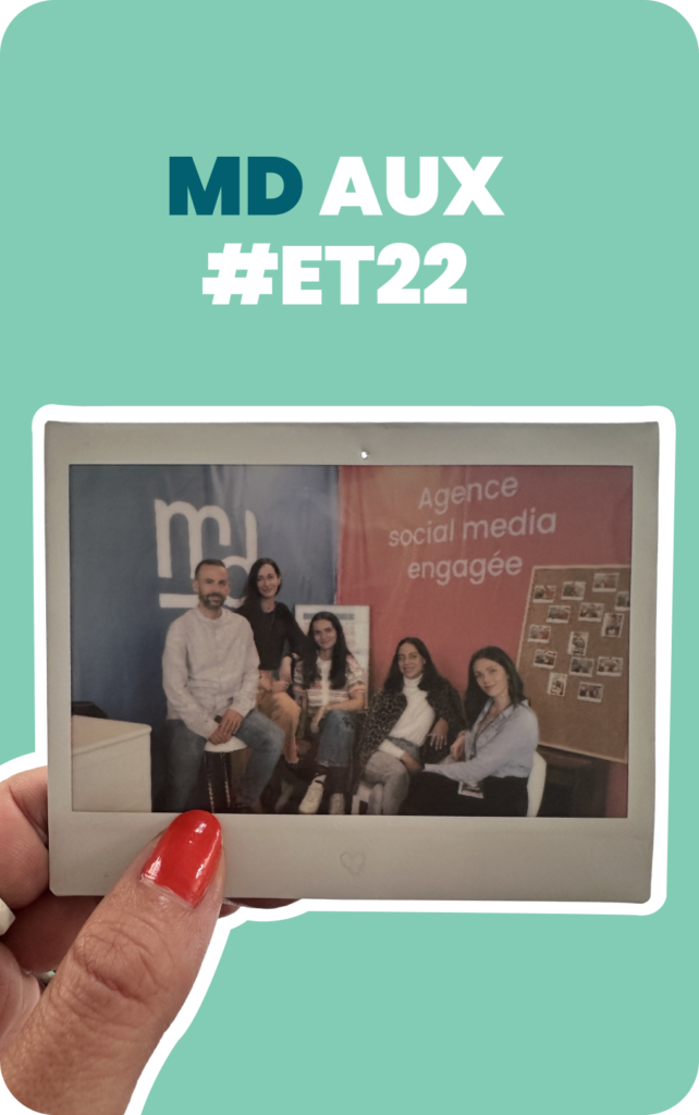 Photo polaroid tenue à la main sur fond vert menthe, titre "MD aux #ET22". L'équipe my destination (5 personnes) posant devant un mur d'affichage avec le logo MD et la mention "Agence social media engagée", lors du salon Etourisme.